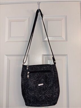 Baggallini Pocket Town Crossbody Purse in  Midnight Blossom Print